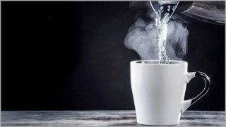 গরম পানি পানে রয়েছে নানান উপকারিতা... গরম পানি পানে রয়েছে নানান উপকারিতা...